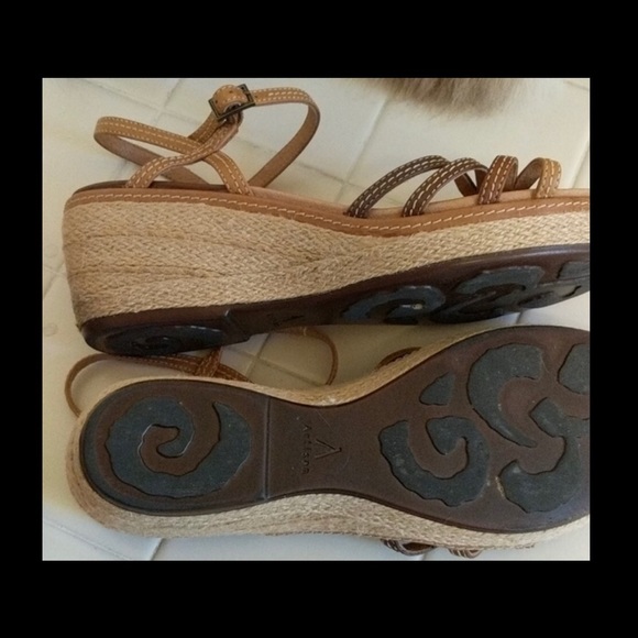 👇🏻$Reduced to lowest price. Cute neutral Clarks Artisan wedge sandals. - Picture 4 of 5